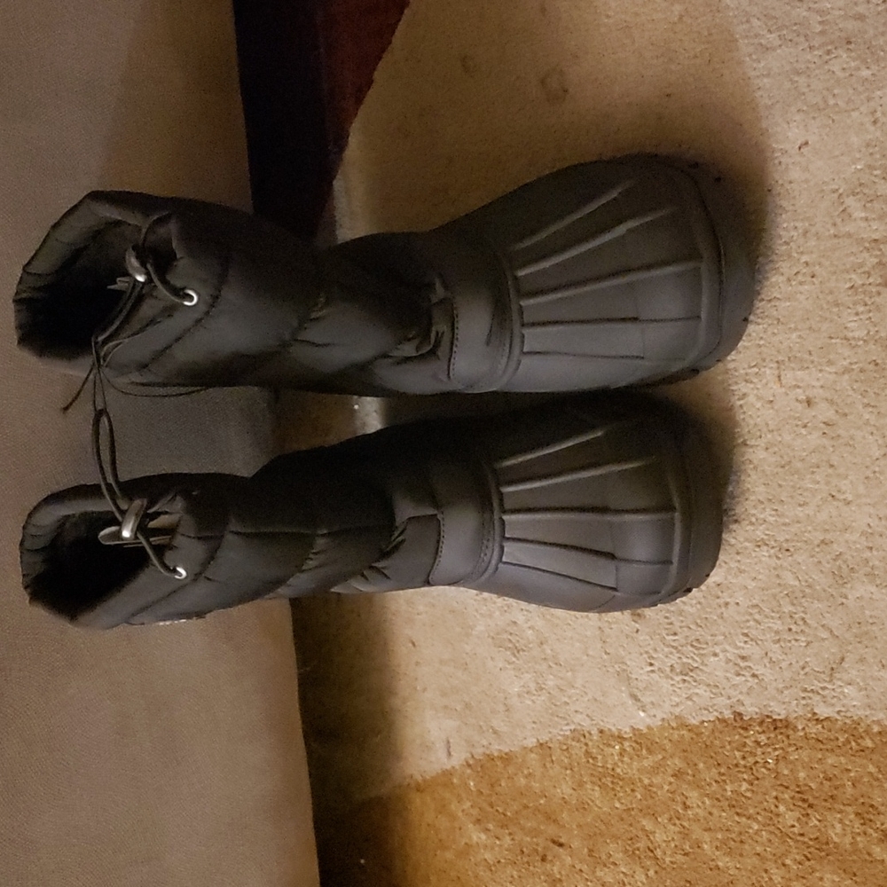 Boys size 6 snow boots NEW